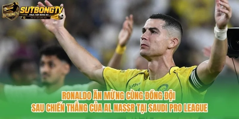 Ronaldo ăn mừng cùng đồng đội sau chiến thắng của Al Nassr tại Saudi Pro League